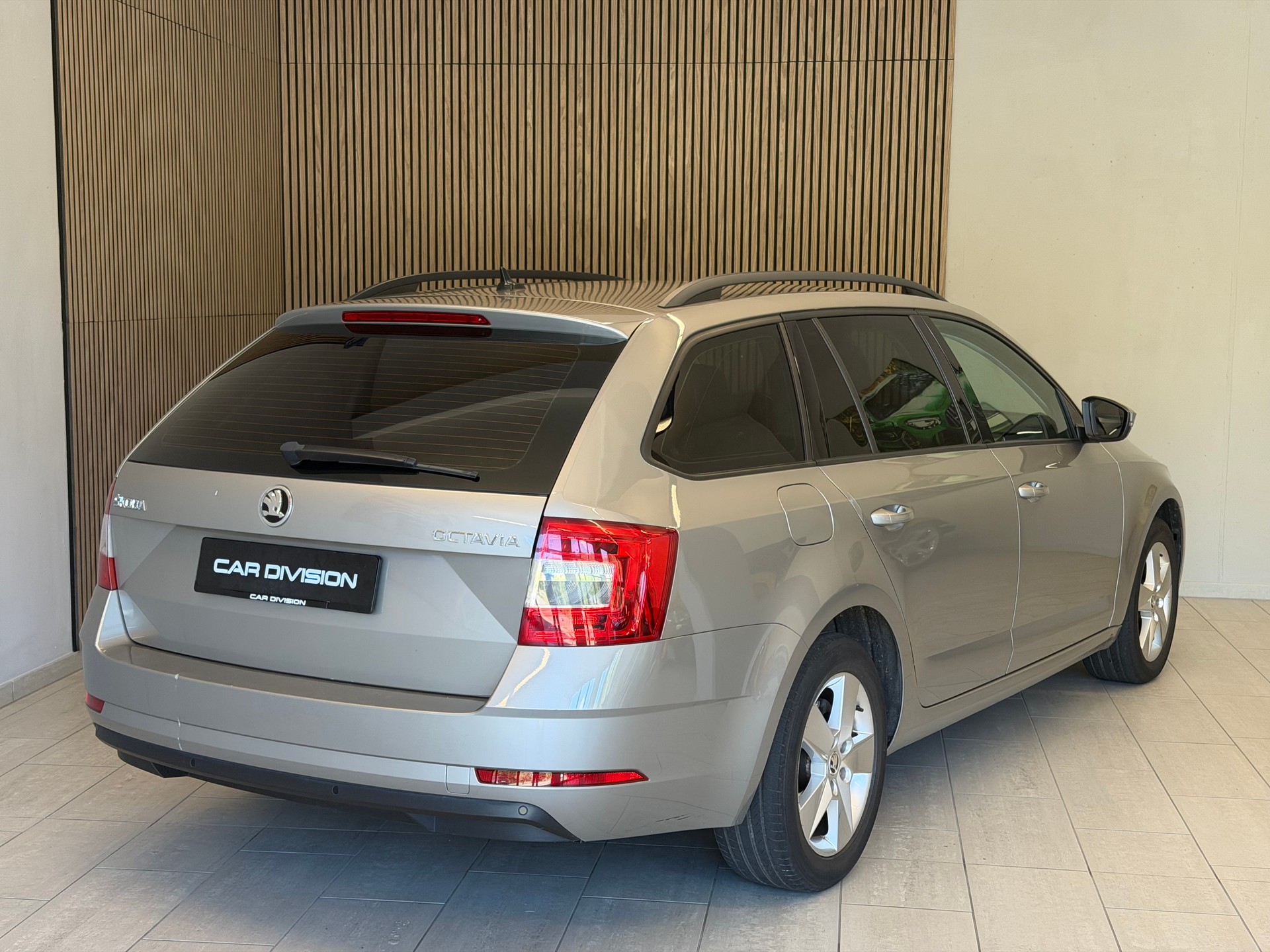 SKODA Octavia Combi 2.0 TDI Ambition DSG-image-6