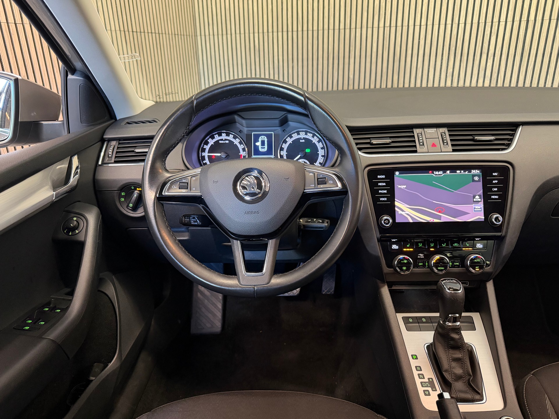 SKODA Octavia Combi 2.0 TDI Ambition DSG-image-10