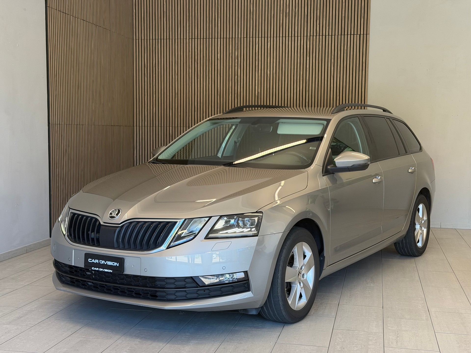 SKODA Octavia Combi 2.0 TDI Ambition DSG-image-1