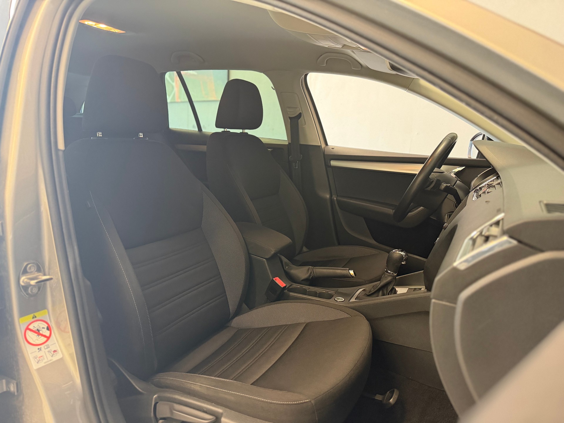 SKODA Octavia Combi 2.0 TDI Ambition DSG-image-12