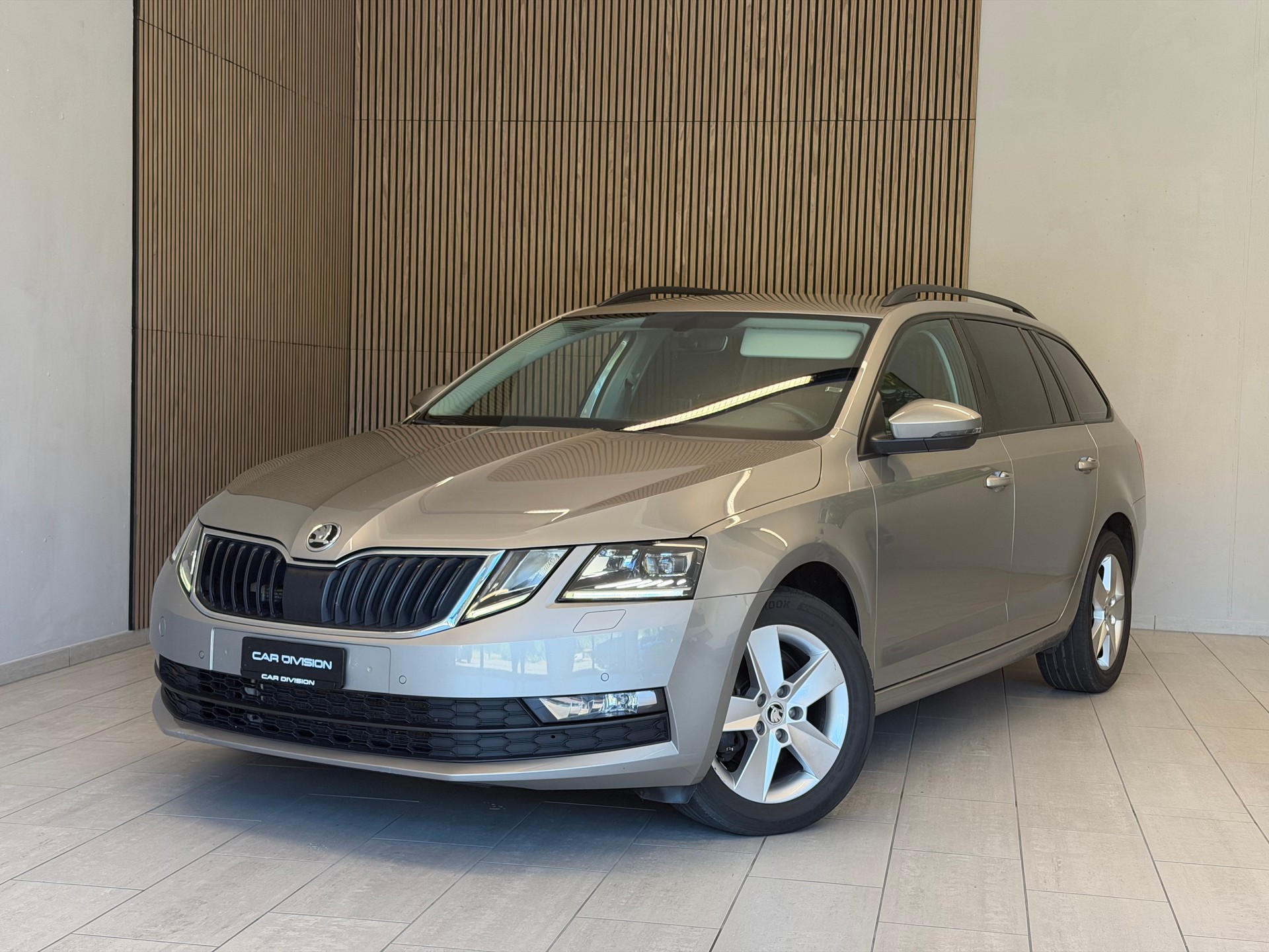 SKODA Octavia Combi 2.0 TDI Ambition DSG-image-0