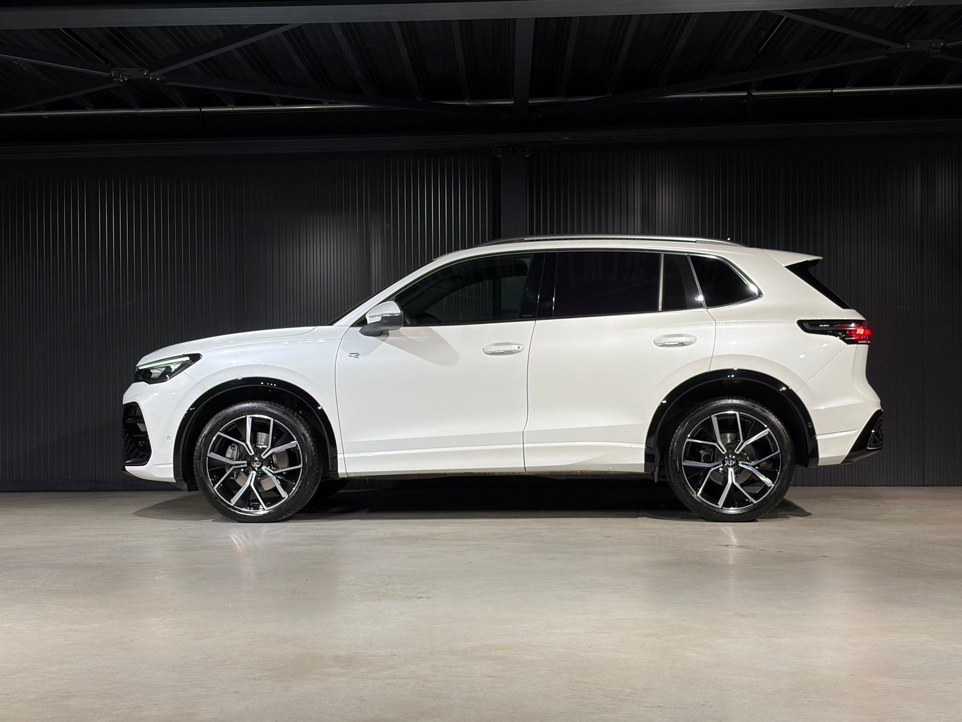 VW Tiguan 2.0 TDI SCR R-Line DSG *VOLLLEDER*-image-8