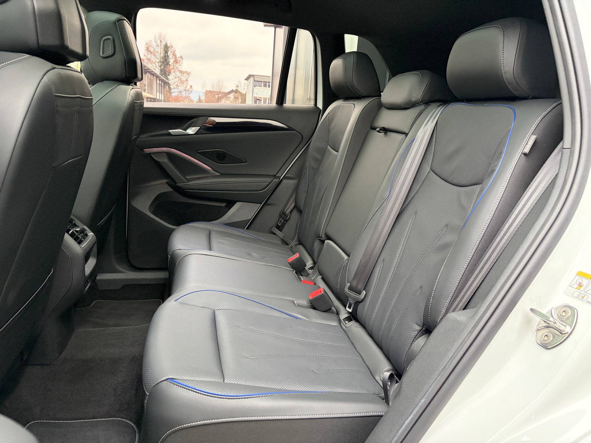 VW Tiguan 2.0 TDI SCR R-Line DSG *VOLLLEDER*-image-11