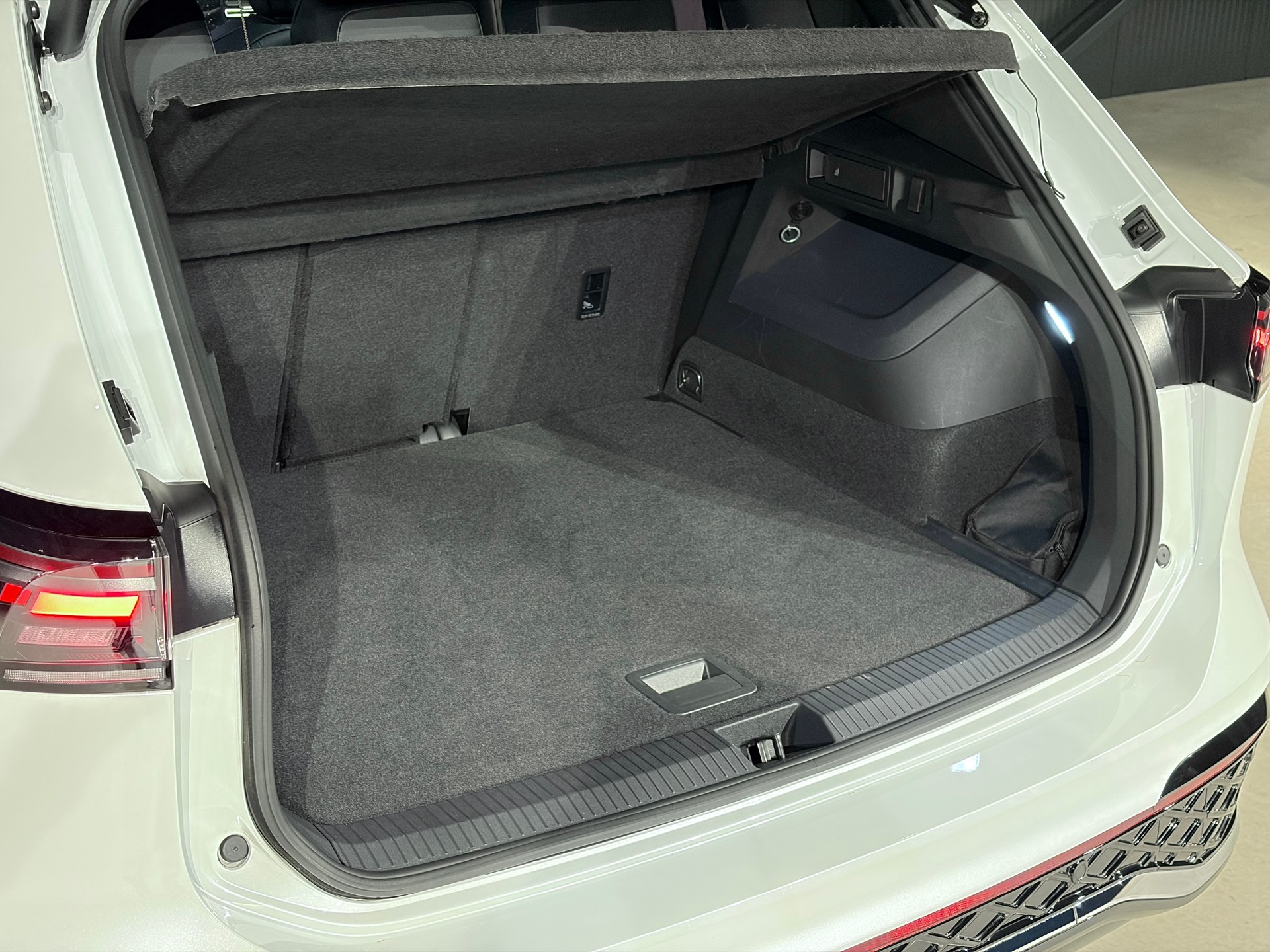 VW Tiguan 2.0 TDI SCR R-Line DSG *VOLLLEDER*-image-22