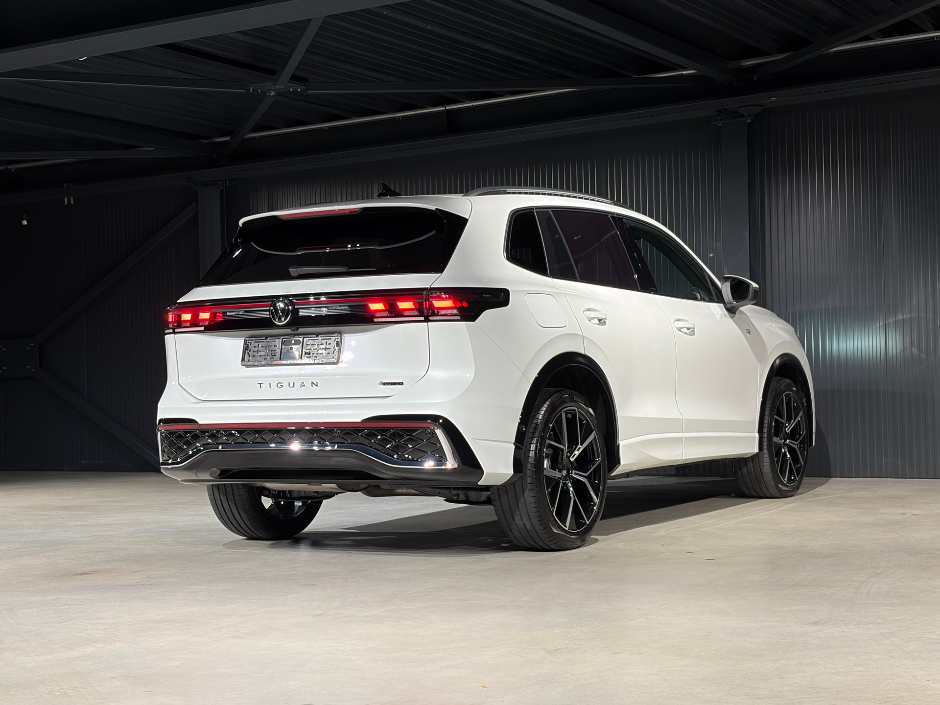 VW Tiguan 2.0 TDI SCR R-Line DSG *VOLLLEDER*-image-6