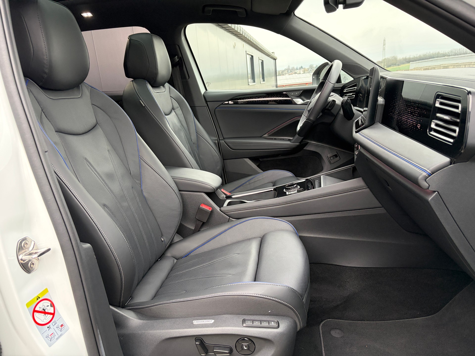 VW Tiguan 2.0 TDI SCR R-Line DSG *VOLLLEDER*-image-10