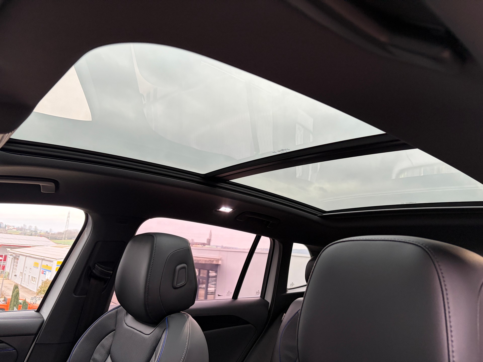 VW Tiguan 2.0 TDI SCR R-Line DSG *VOLLLEDER*-image-21