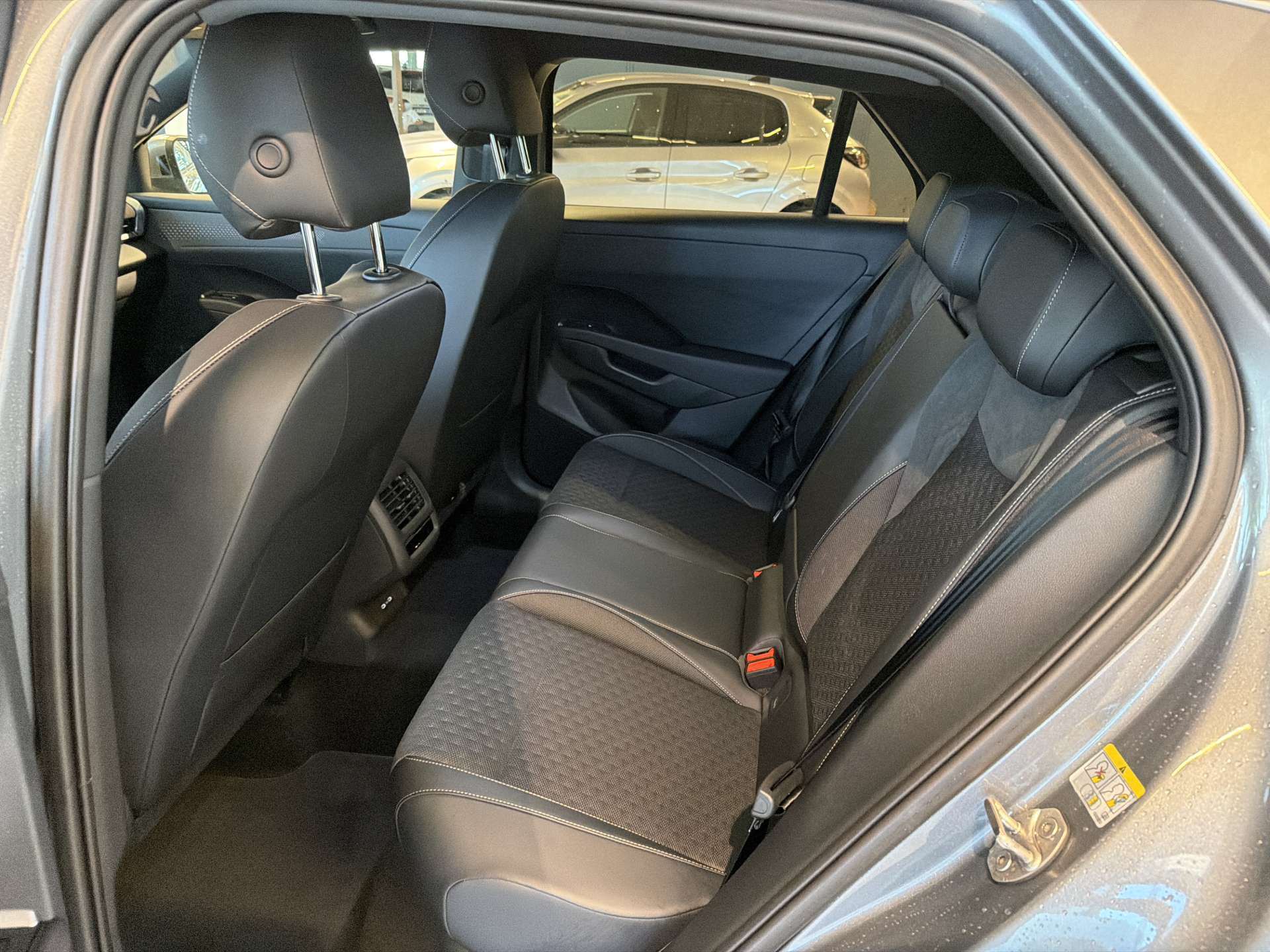 VW T-Roc 1.5 eTSi mHEV R-Line DSG-Automat-image-6