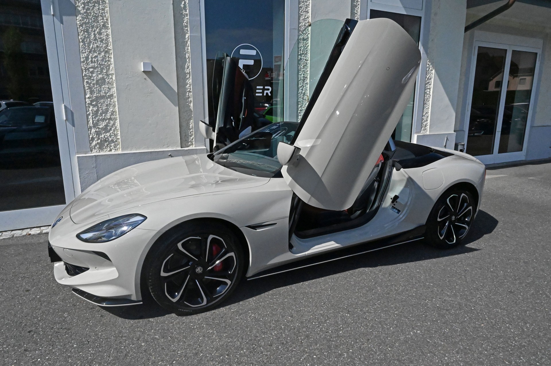 MG Cyberster 77kWh 4WD-image-4