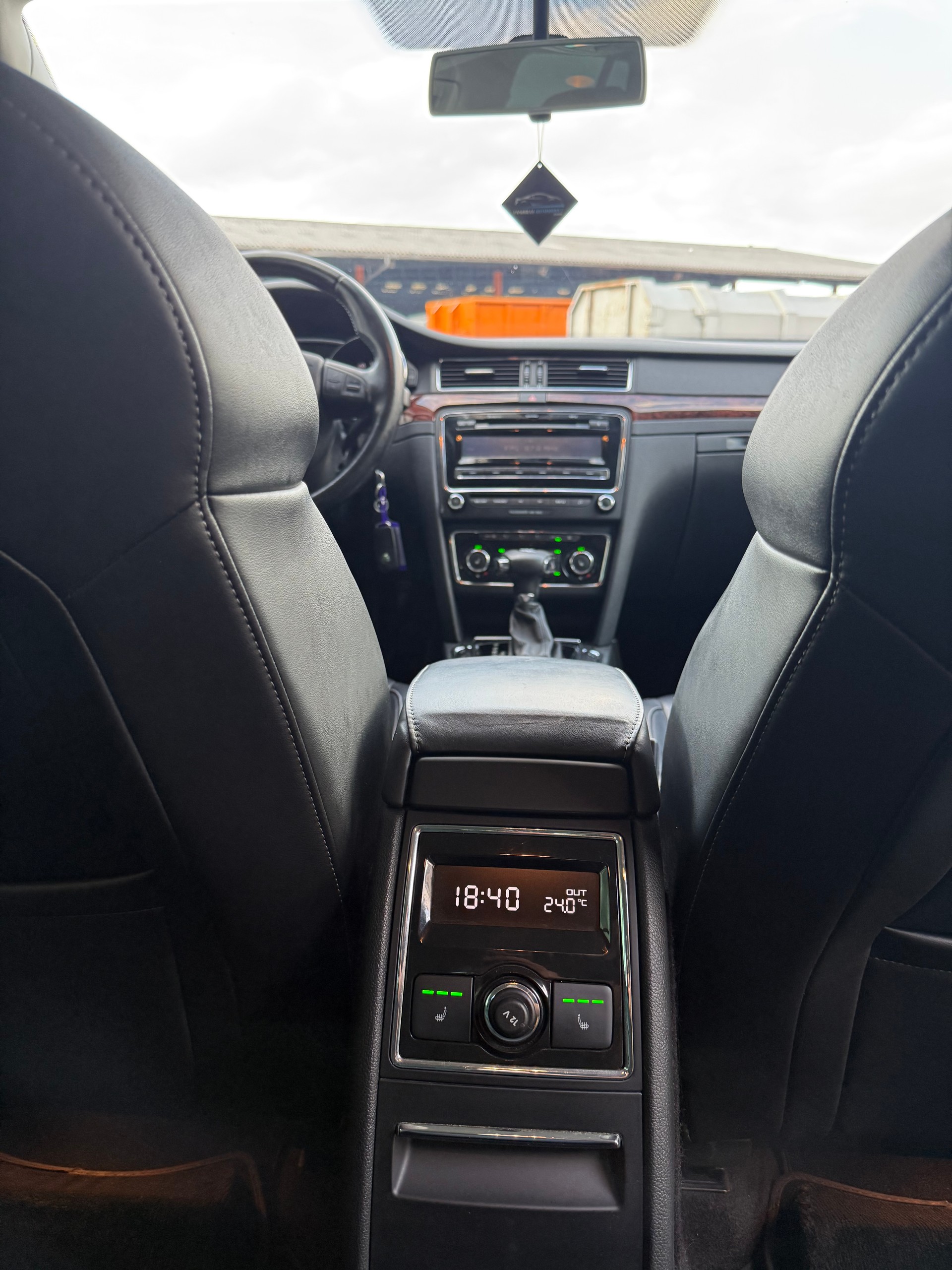 SKODA Superb Combi 2.0 TDi AllDrive4x4 DSG-image-16