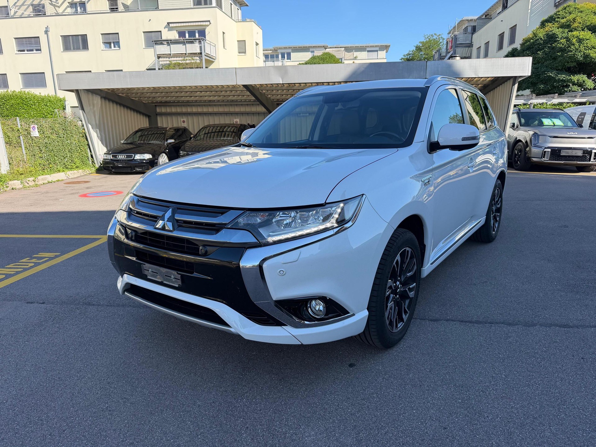 MITSUBISHI Outlander 2.0 PHEV Diamond-image-0
