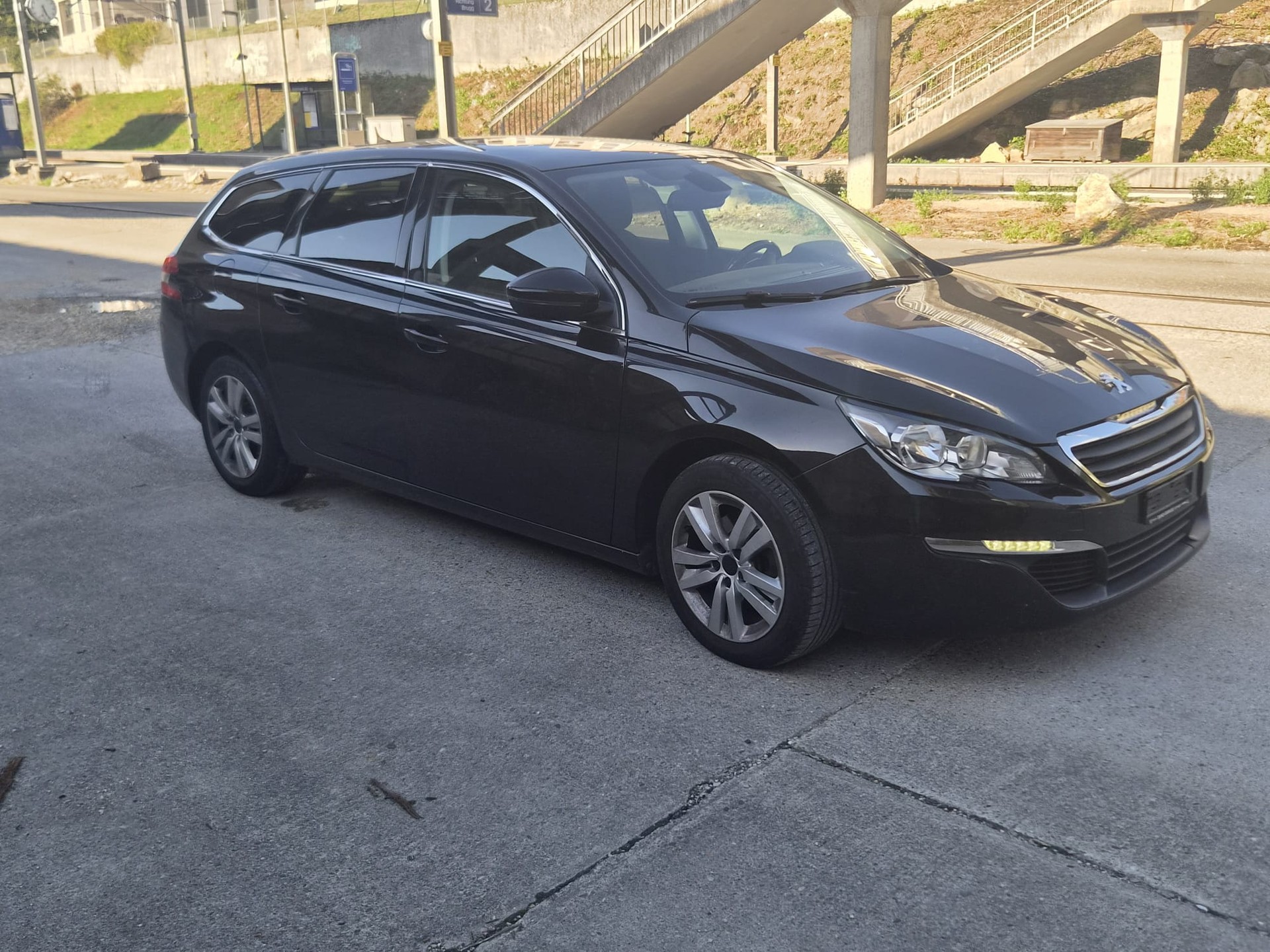 PEUGEOT 308 SW 1.2 THP Allure Automatic-image-1