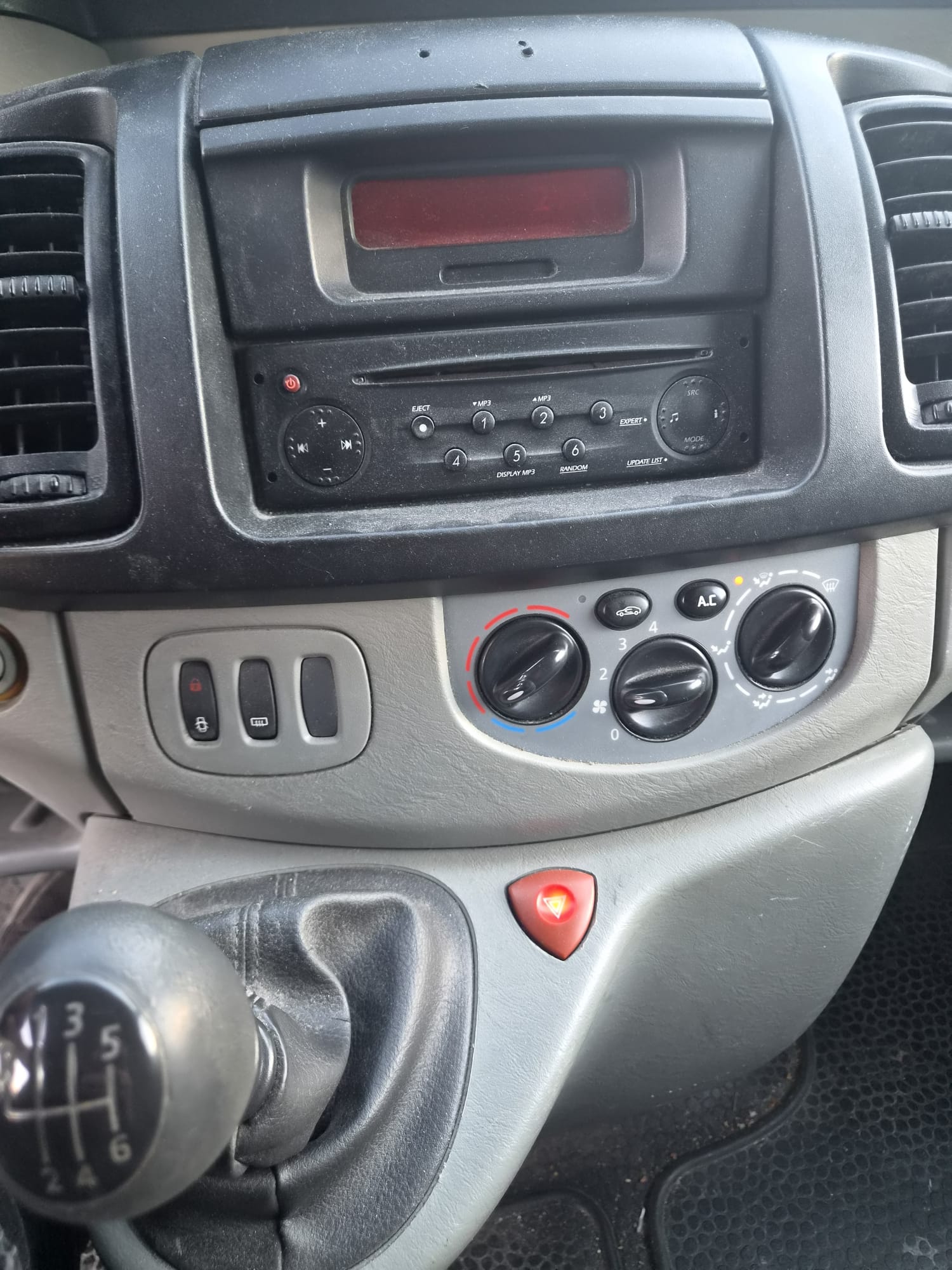RENAULT Trafic 2.0 dCi 115 2.9t L2H1-image-12