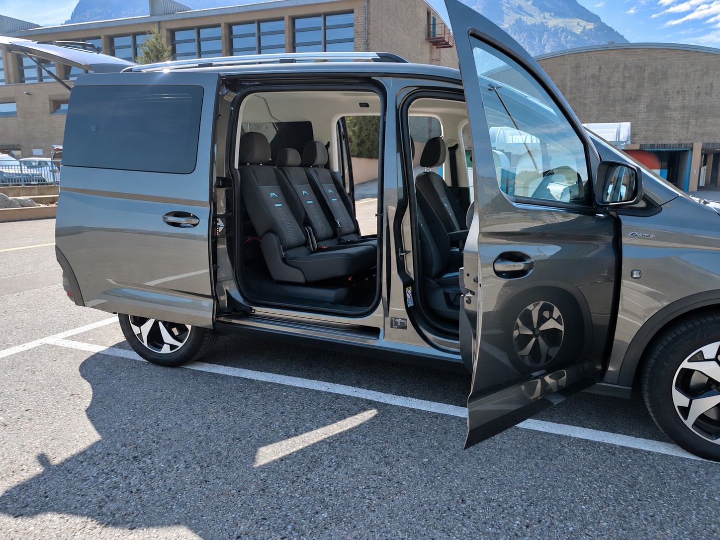 FORD GRAND TOURNEO CONNECT-image-19