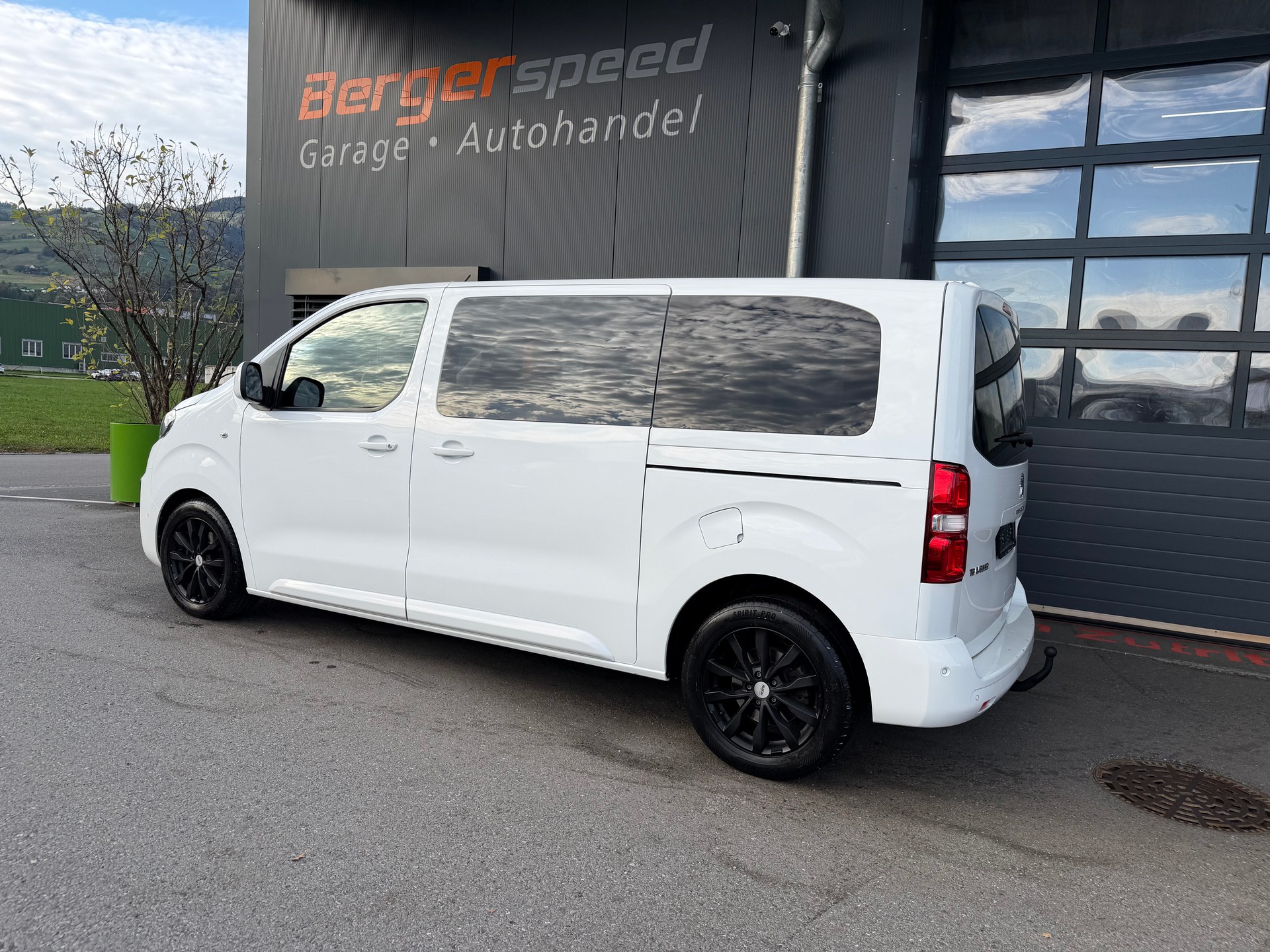 PEUGEOT Traveller 2.0 BlueHDi Active Standard-image-2