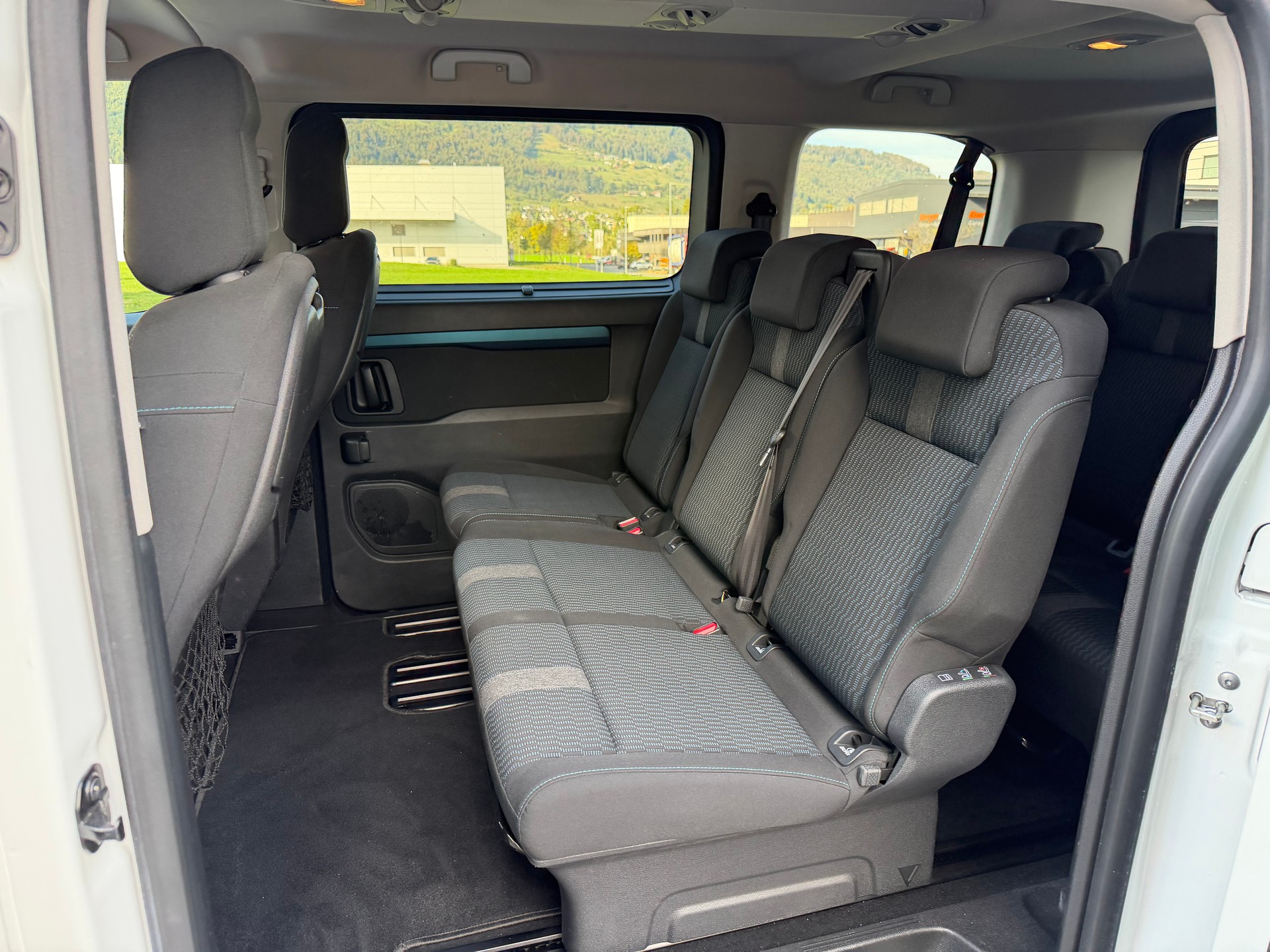 PEUGEOT Traveller 2.0 BlueHDi Active Standard-image-9