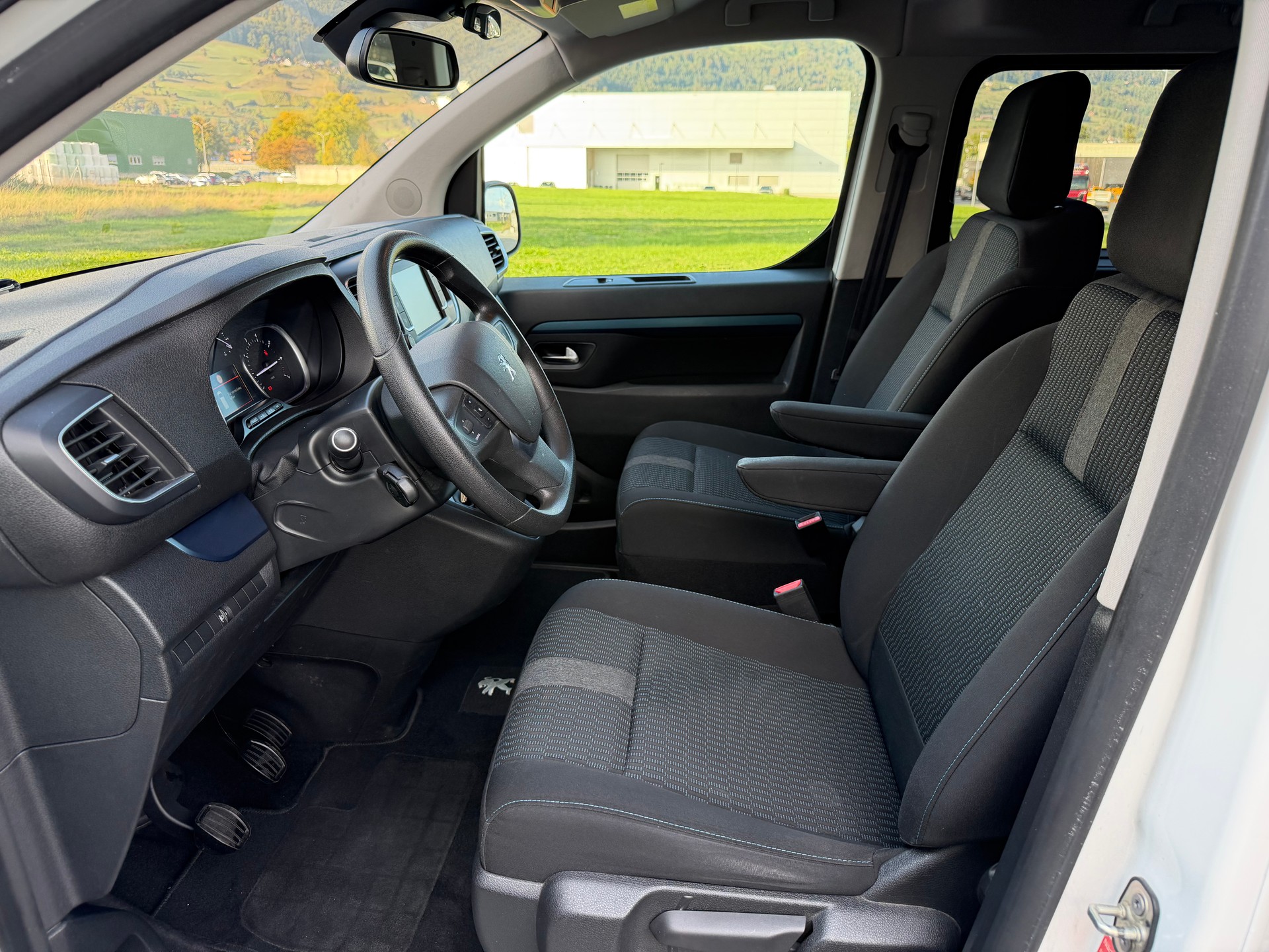 PEUGEOT Traveller 2.0 BlueHDi Active Standard-image-8