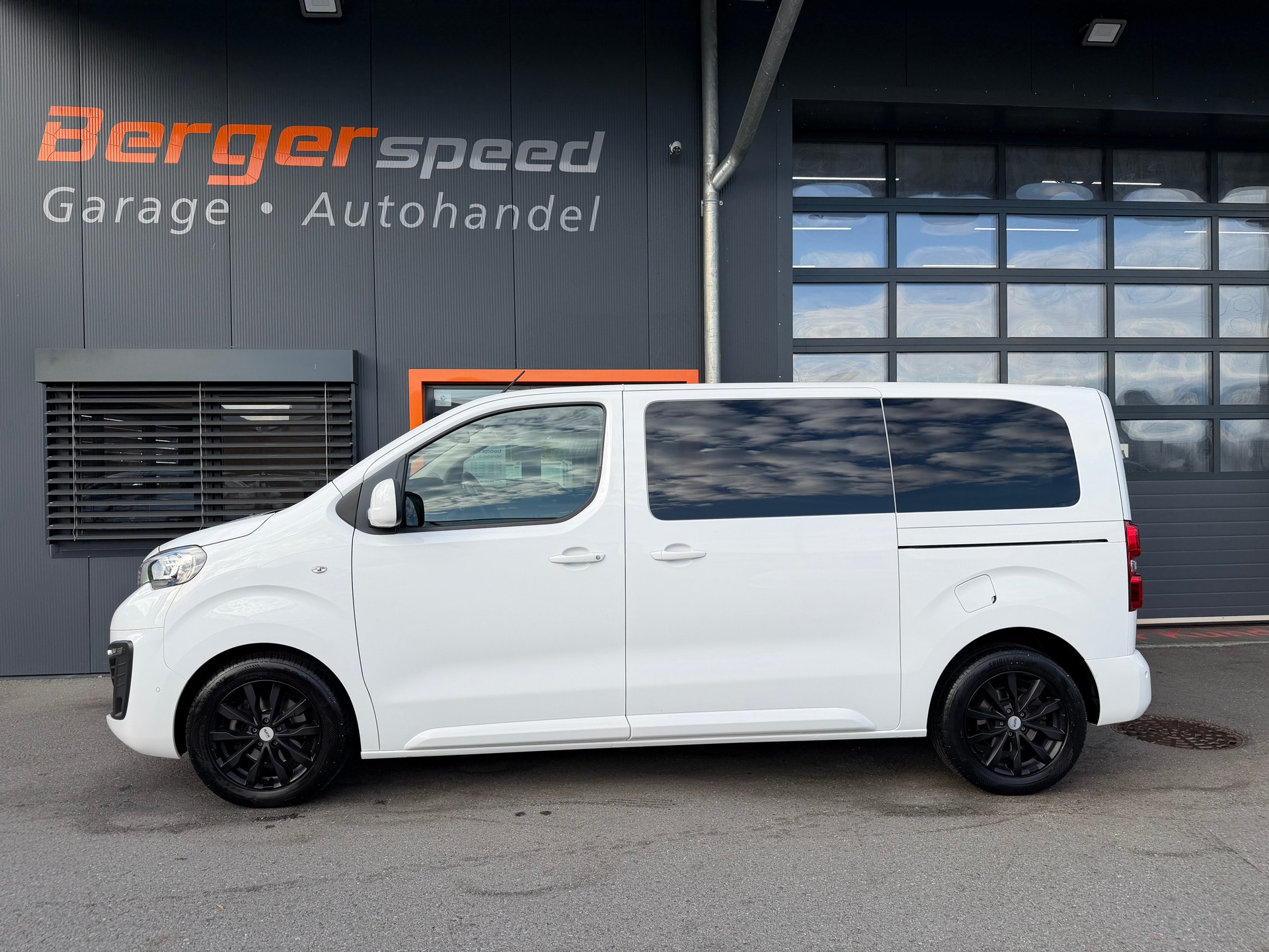 PEUGEOT Traveller 2.0 BlueHDi Active Standard-image-1