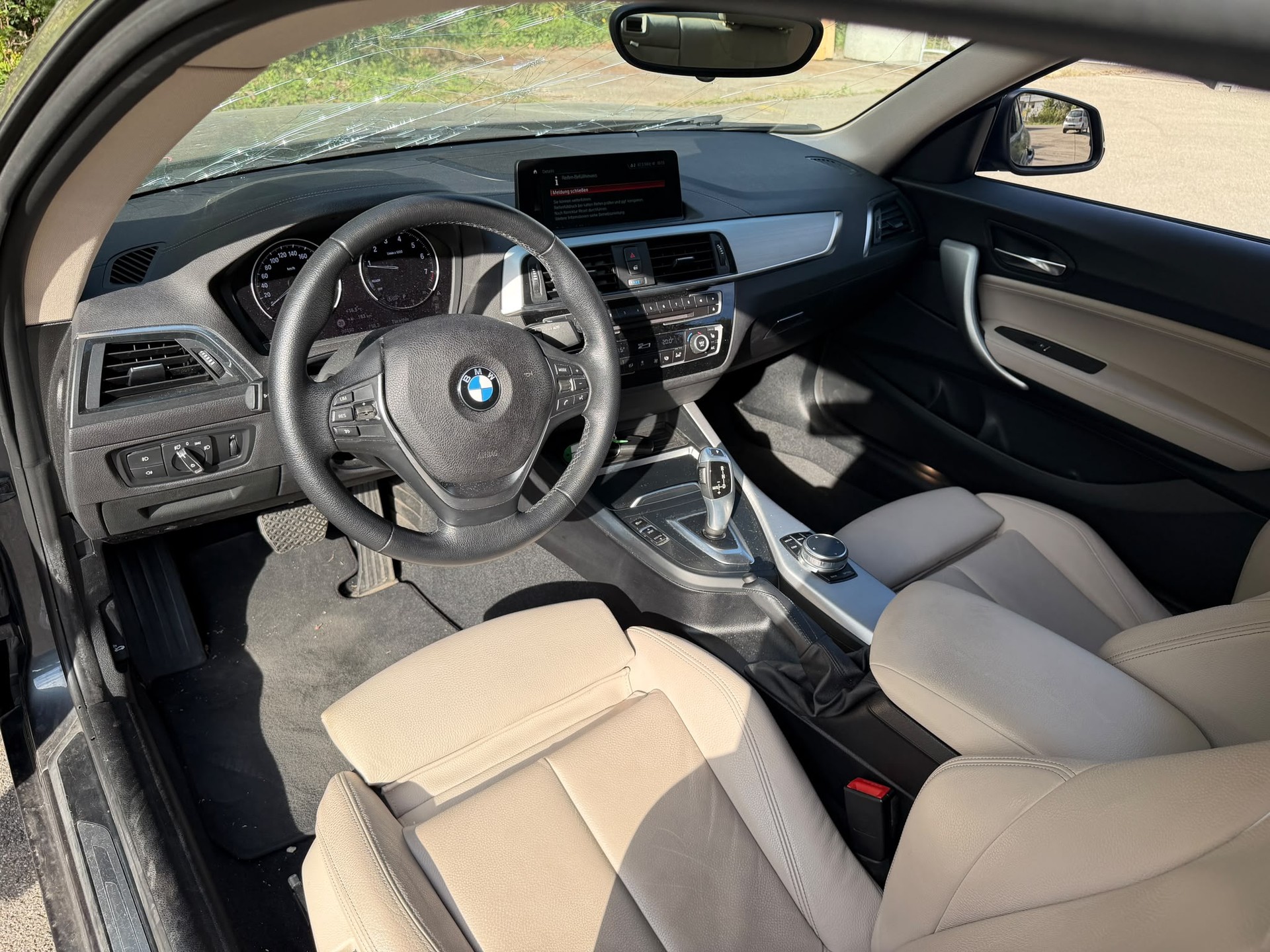 BMW 220i Luxury Line Steptronic-image-6