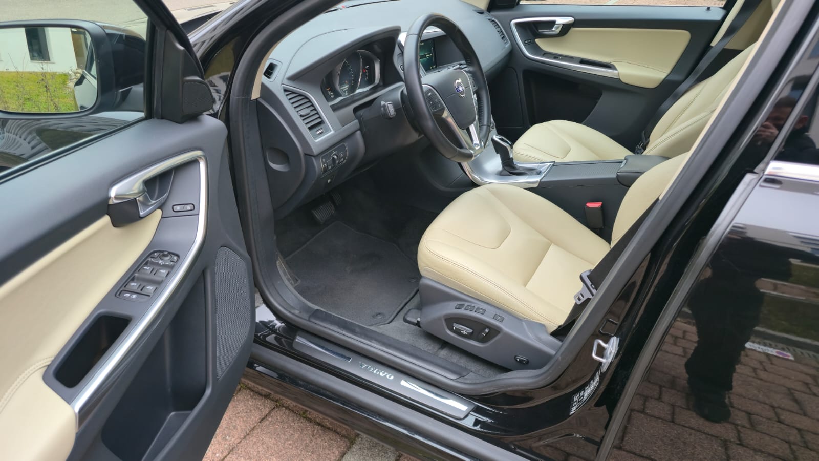 VOLVO XC60 T5 AWD Summum Geartronic| AB MFK| Rückfahrtkamera| Panoramadach| Anhängerkupplung-image-10