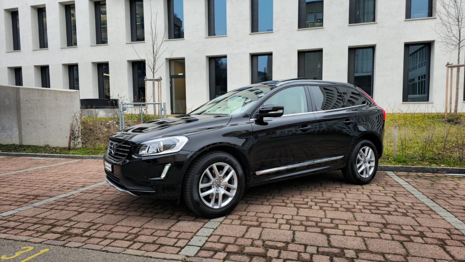 VOLVO XC60 T5 AWD Summum Geartronic| AB MFK| Rückfahrtkamera| Panoramadach| Anhängerkupplung-image-0