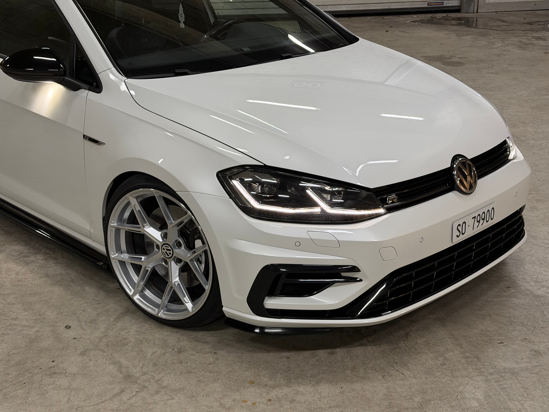 VW 2.0 TSI R 370 DSG 4motion-image-1