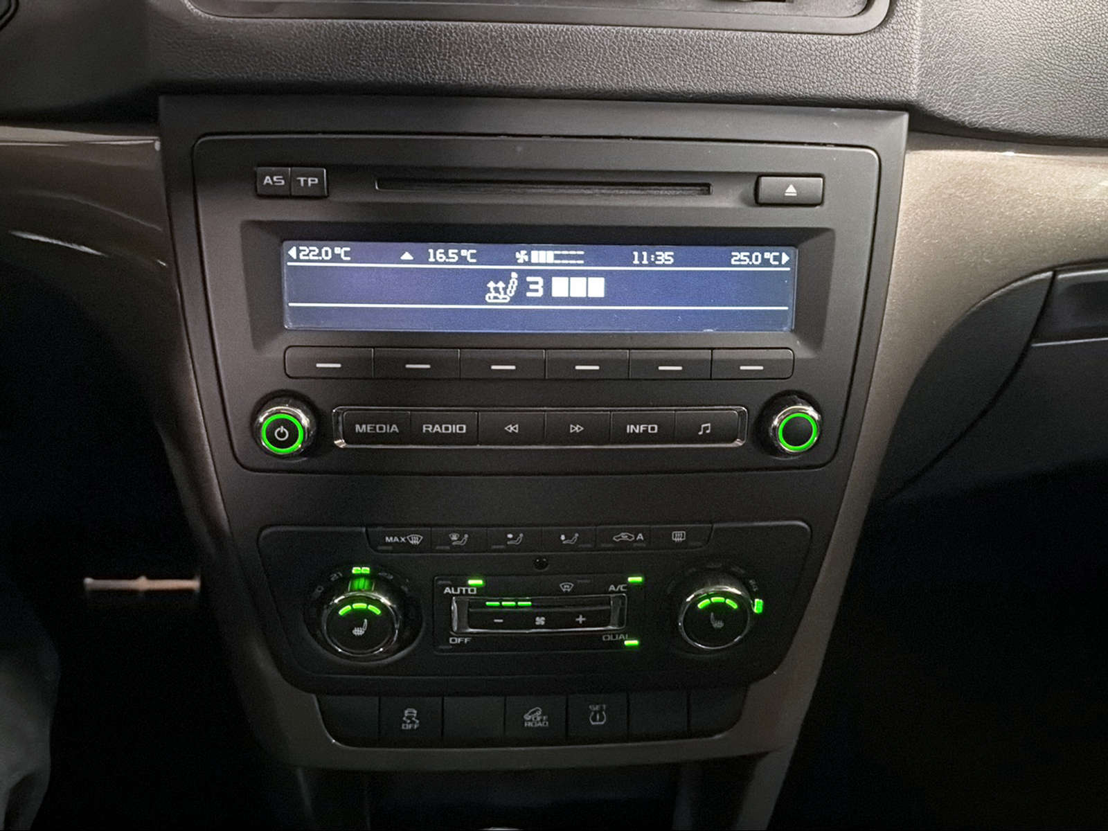 SKODA Yeti Outdoor 1.8 TSI Elegance 4x4 DSG-image-10