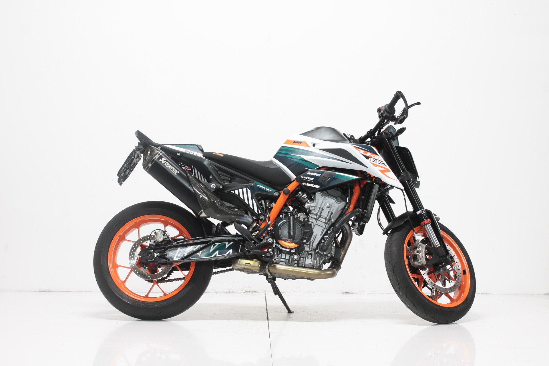 KTM 890 Duke R-showroom-element-1