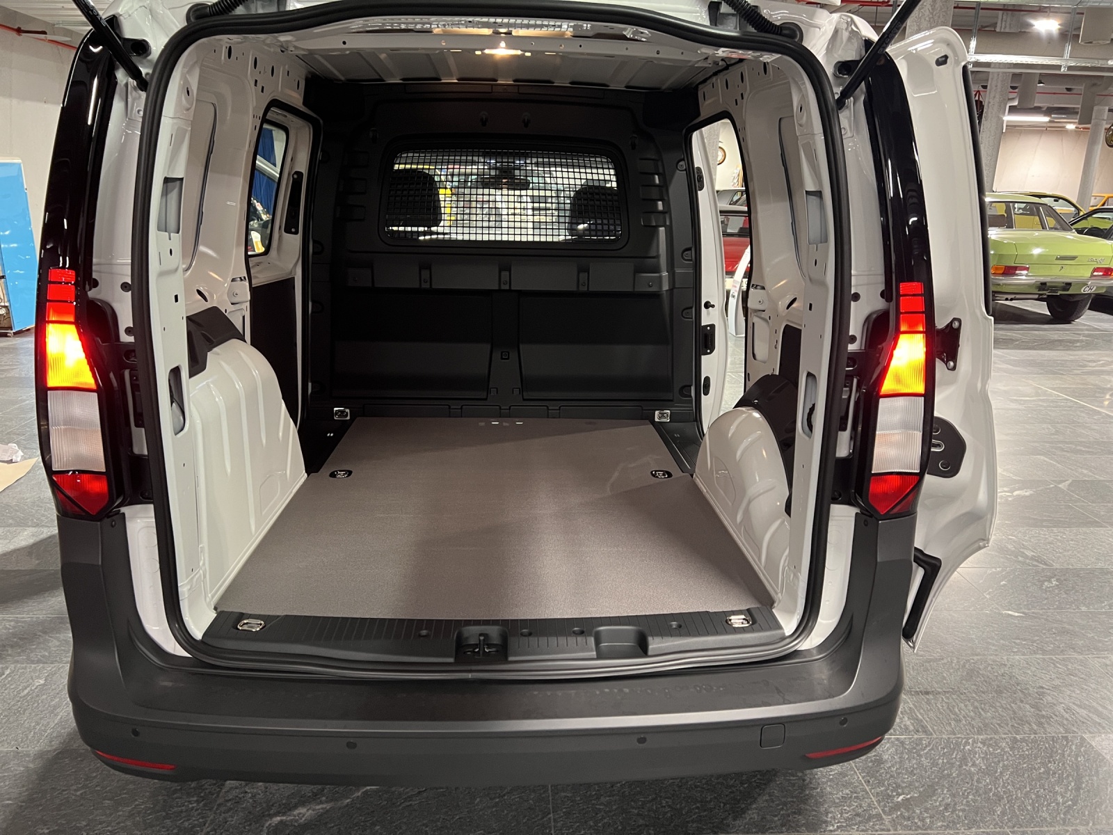 VW Caddy Cargo 2.0TDI DSG-image-10