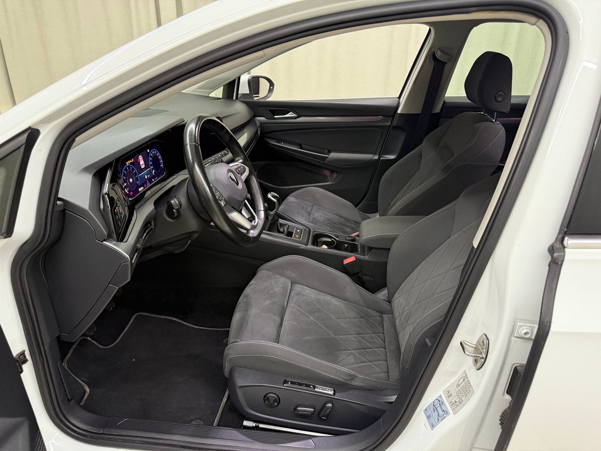 VW Golf 1.5 TSI ACT First Edition-image-6
