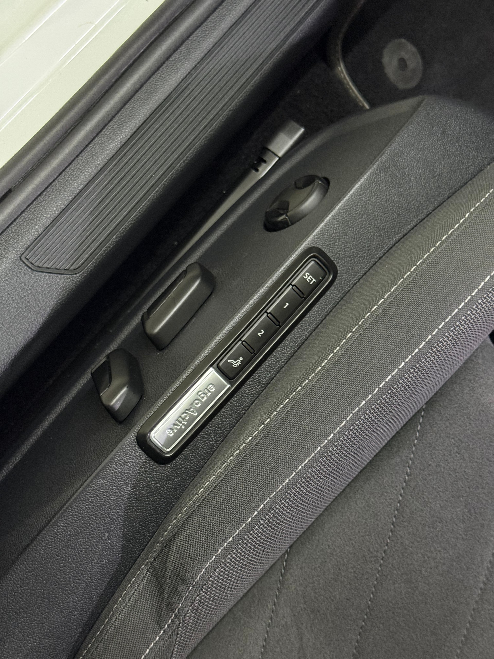 VW Golf 1.5 TSI ACT First Edition-image-7