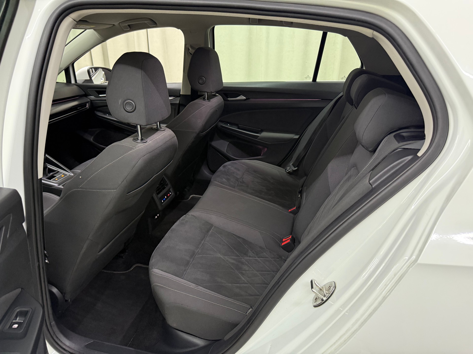 VW Golf 1.5 TSI ACT First Edition-image-8