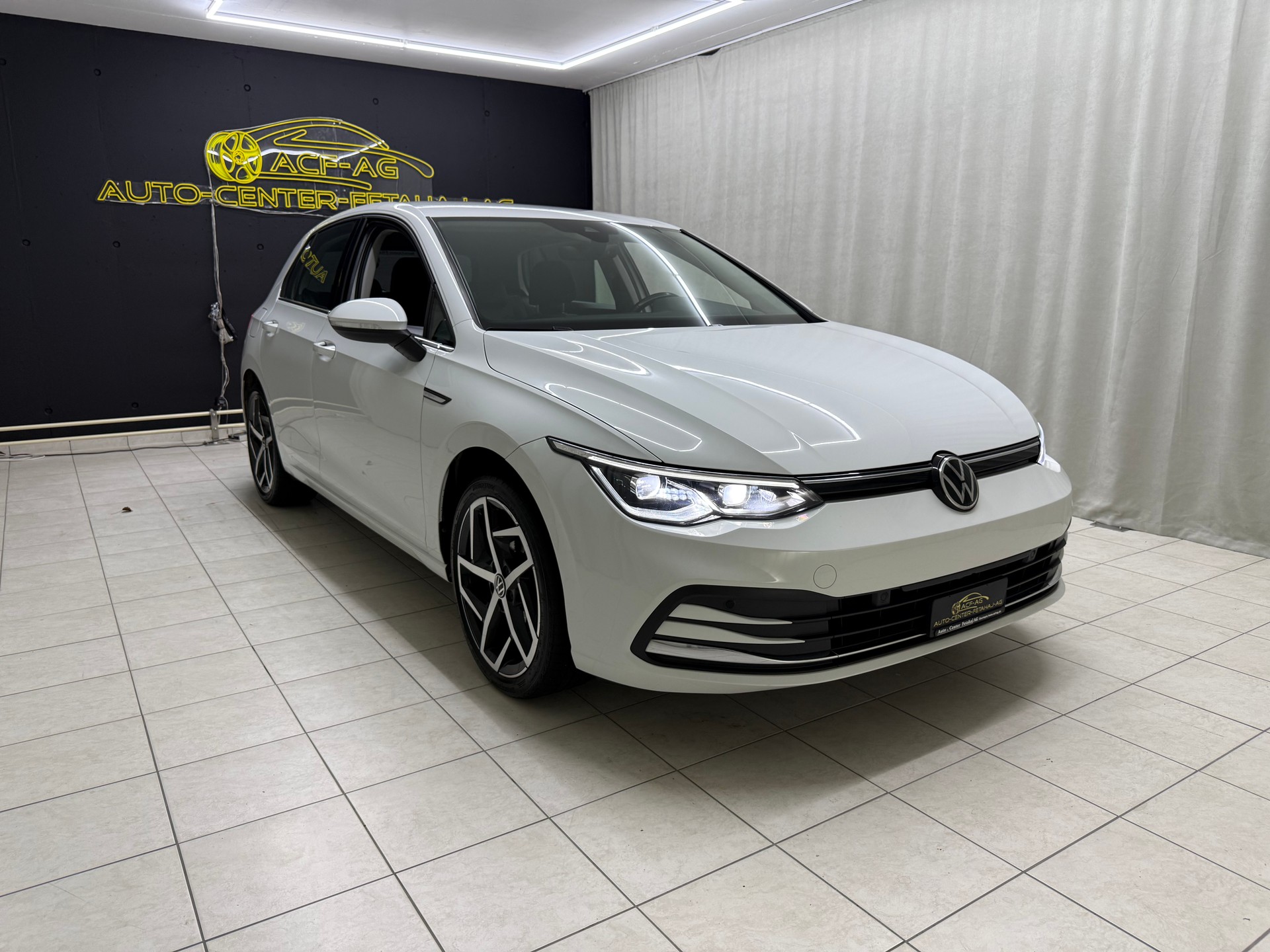 VW Golf 1.5 TSI ACT First Edition-image-2