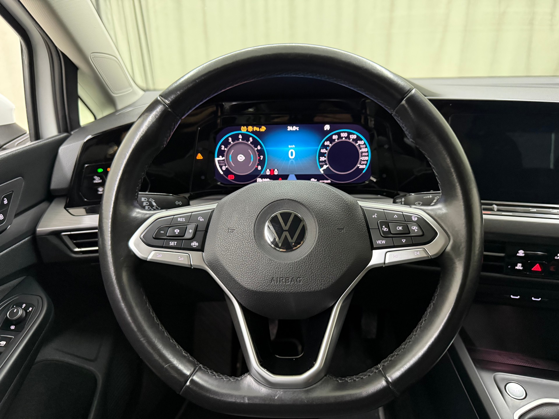 VW Golf 1.5 TSI ACT First Edition-image-10