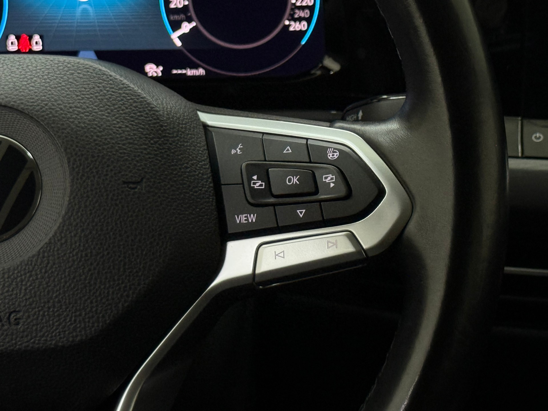 VW Golf 1.5 TSI ACT First Edition-image-11
