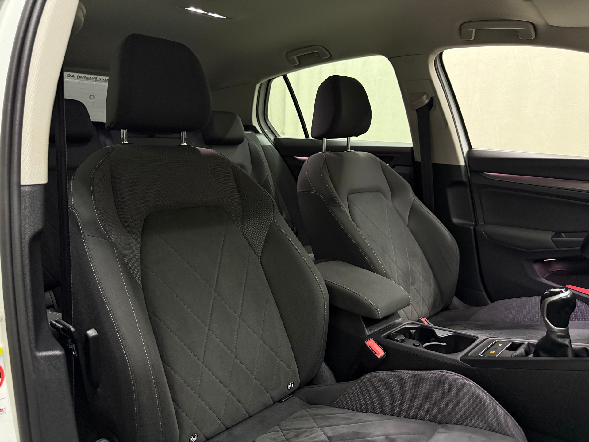VW Golf 1.5 TSI ACT First Edition-image-13