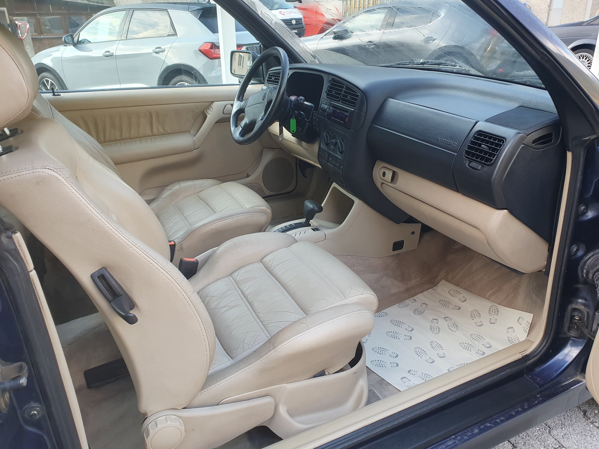 VW Golf Cabriolet 2000 Swiss Classic-image-9