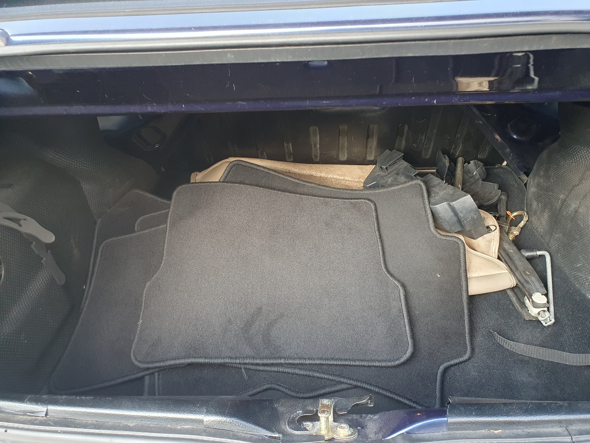 VW Golf Cabriolet 2000 Swiss Classic-image-13