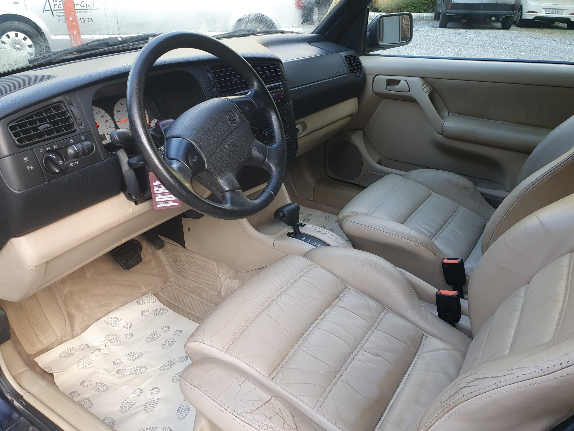 VW Golf Cabriolet 2000 Swiss Classic-image-8
