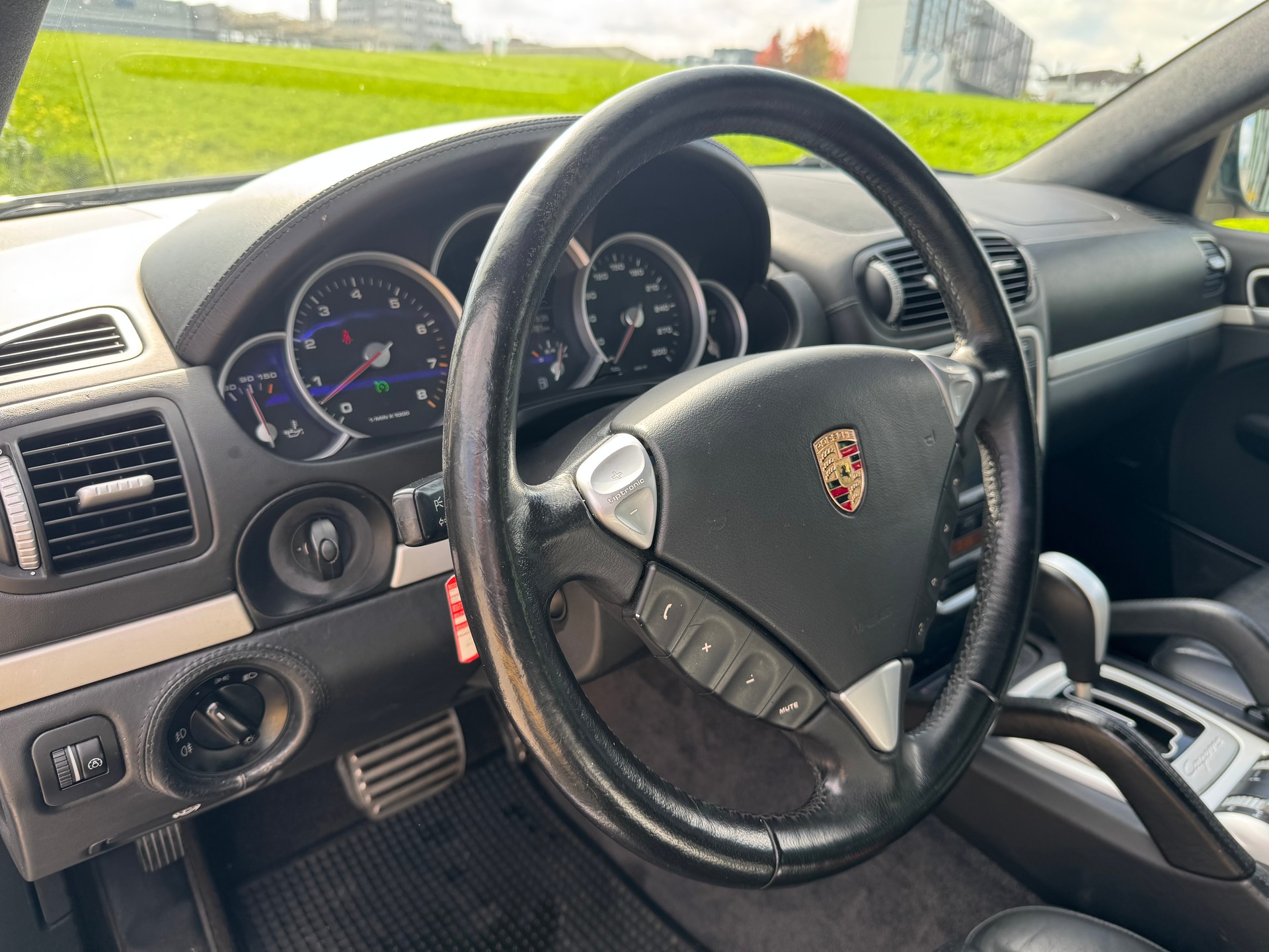PORSCHE Cayenne Turbo-image-12