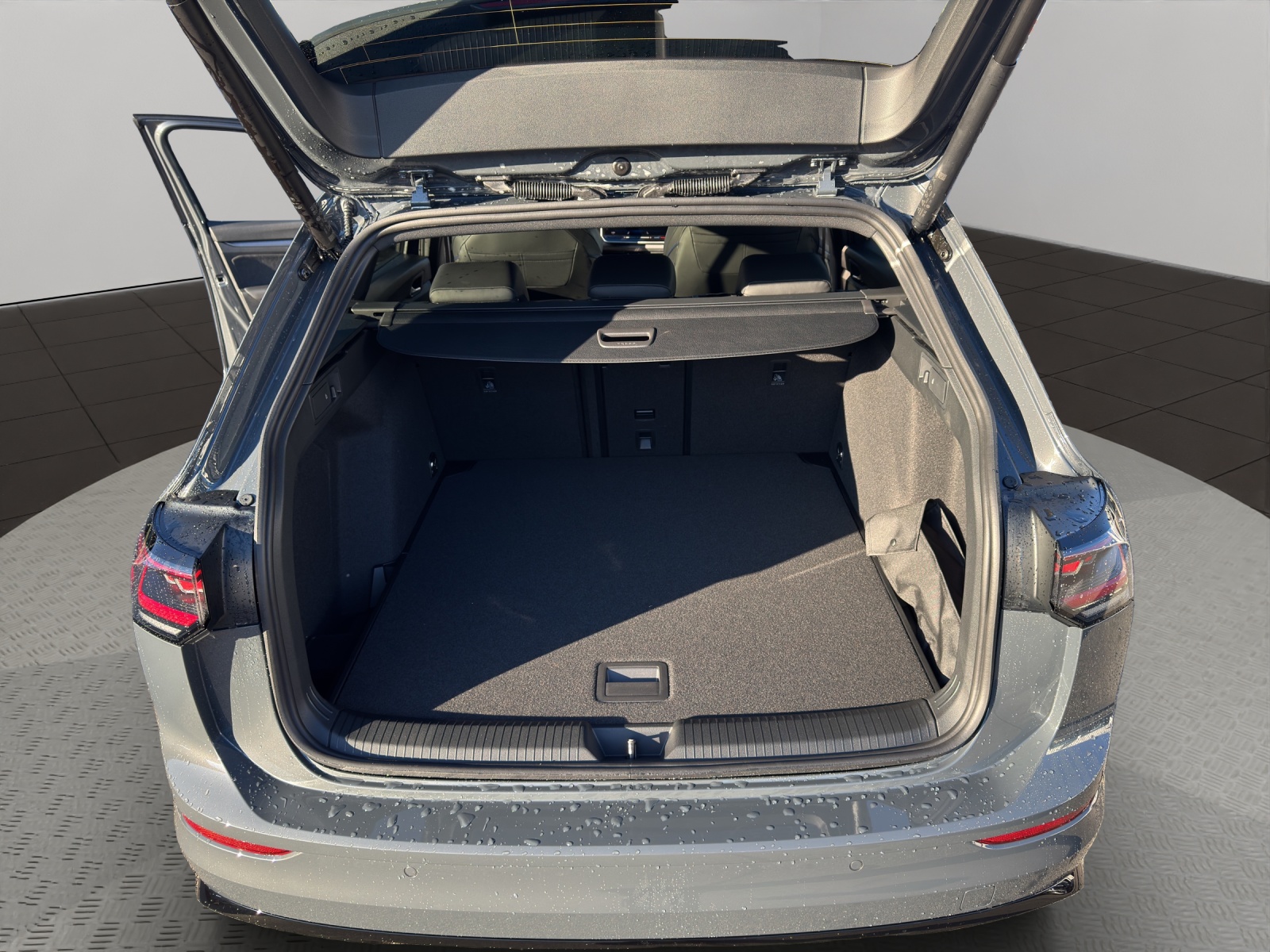 VW Golf Variant 1.5 eTSI mHEV R-Line DSG-image-5