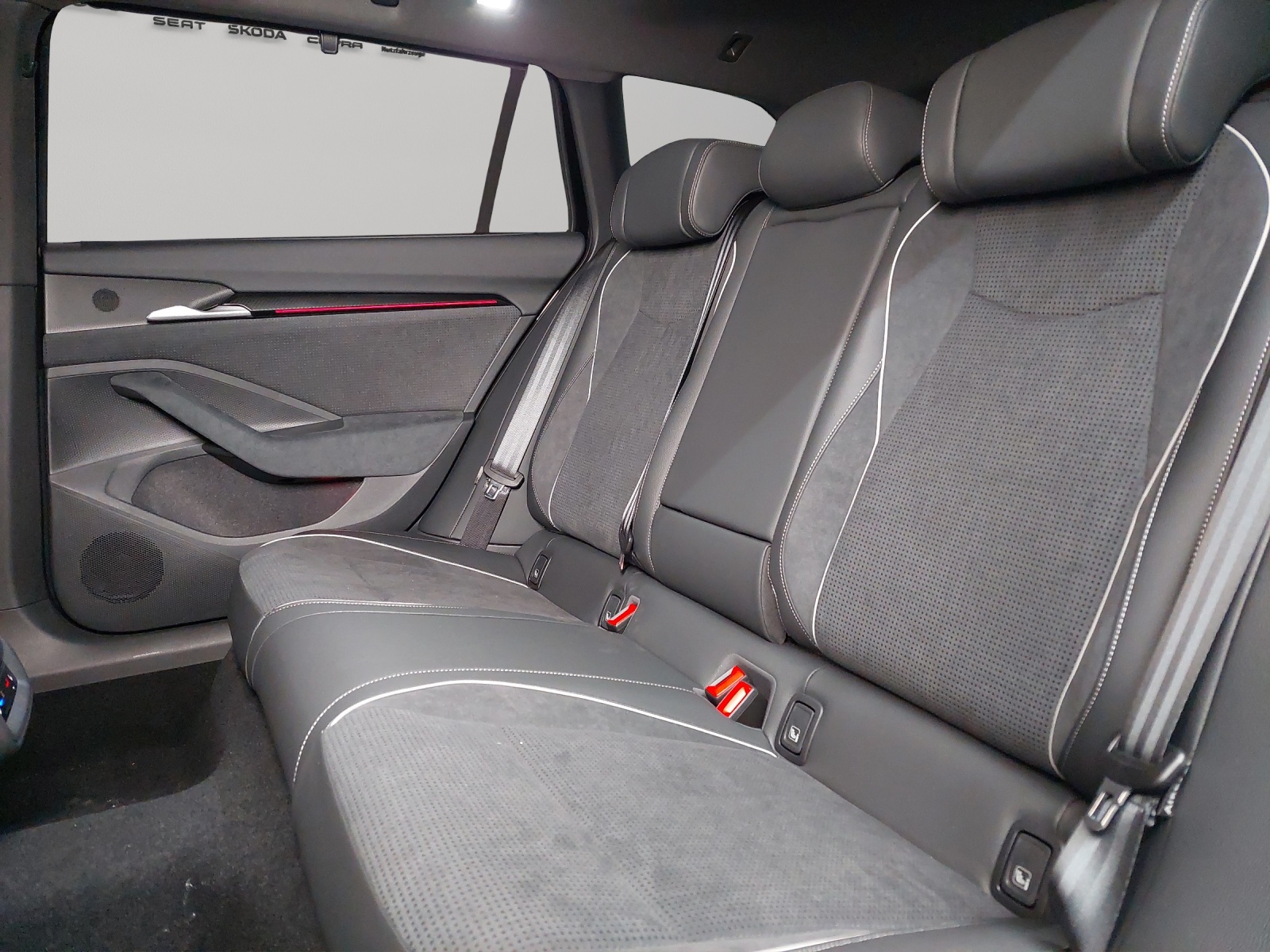 SKODA Superb Combi 2.0 TSI Sportline 4x4 DSG-image-8