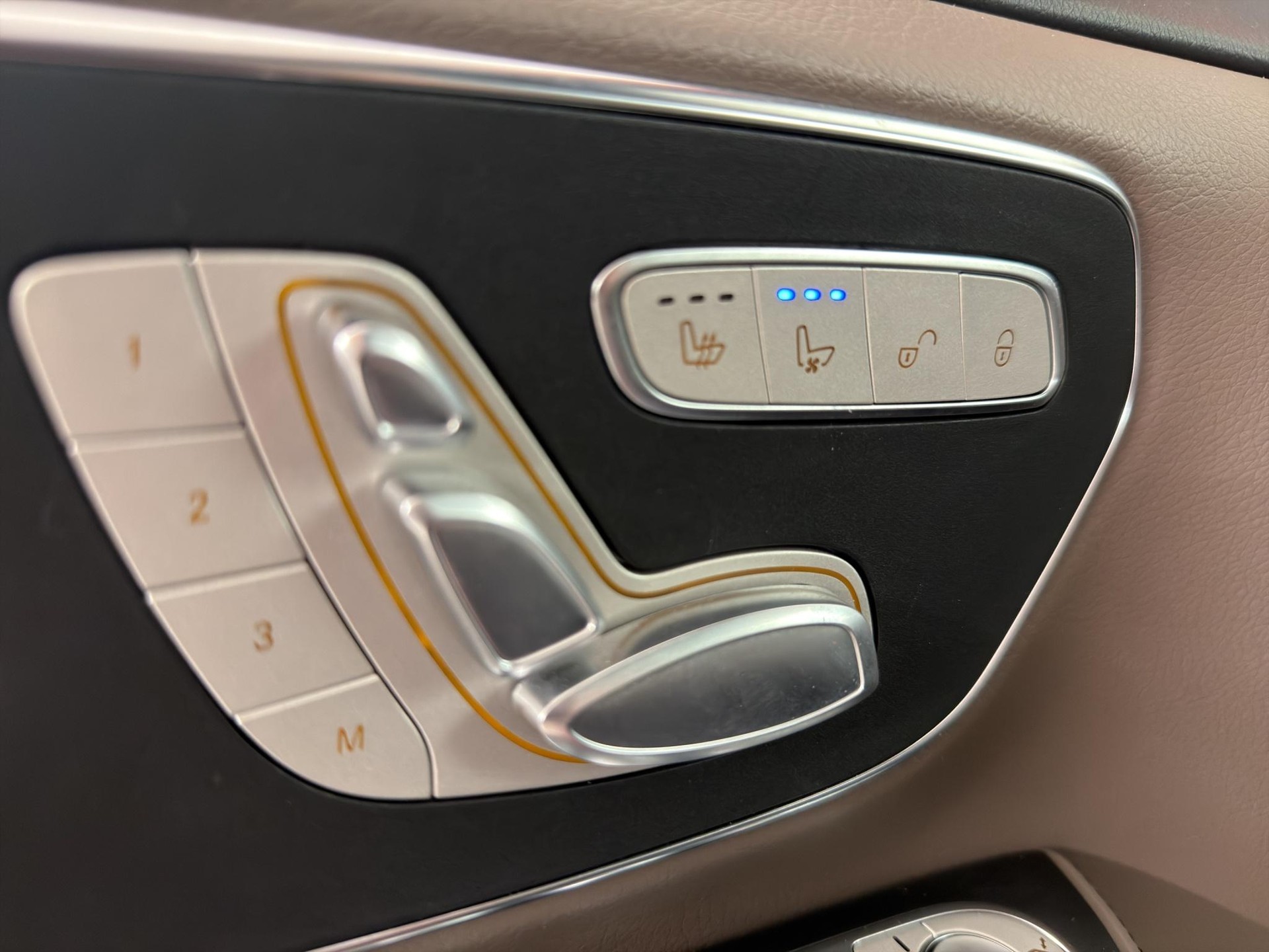 MERCEDES-BENZ V 300 d Swiss Ed. lang Van-image-11