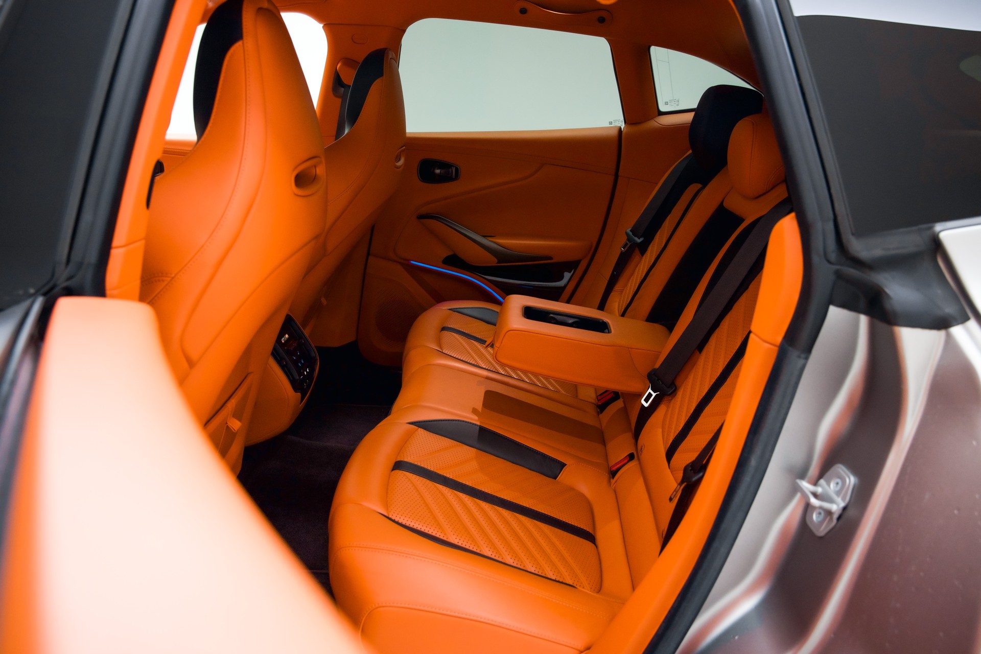 ASTON MARTIN DBX 707 4.0 V8-image-23