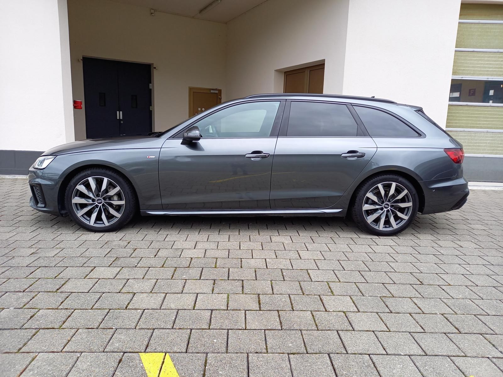 AUDI A4 Avant 40 TDI S line quattro S-tronic-image-2