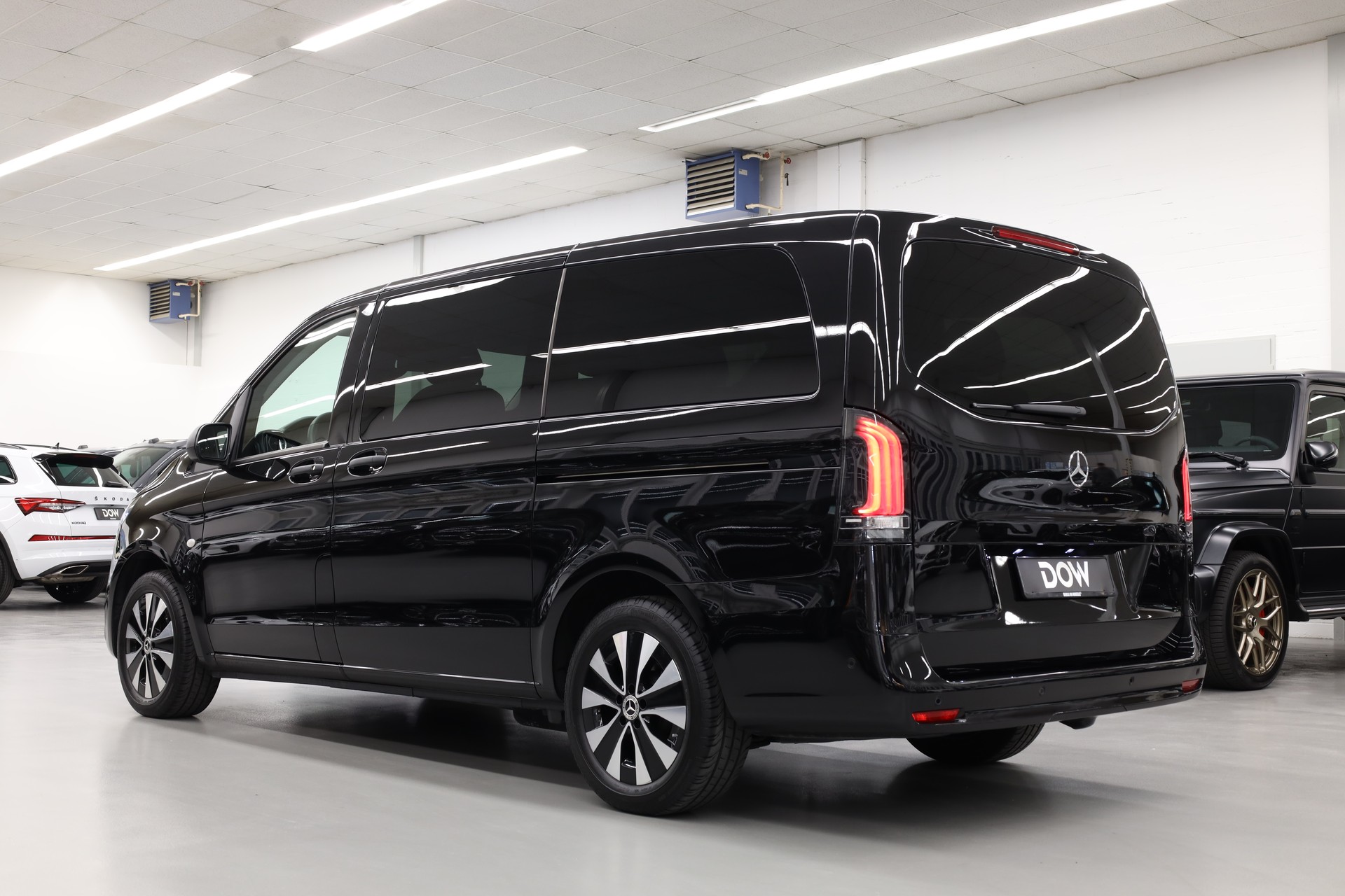 MERCEDES-BENZ Vito 119 CDI Lang Select Tourer 9G-Tronic 4Matic-image-3