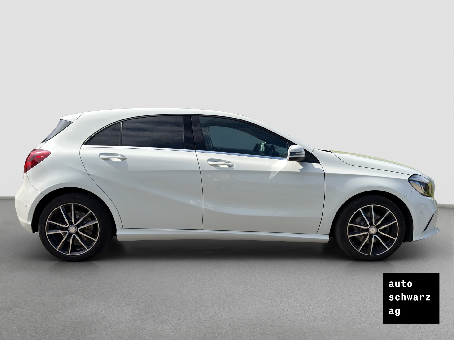 MERCEDES-BENZ A 220 d Urban 4Matic 7G-DCT-showroom-element-3