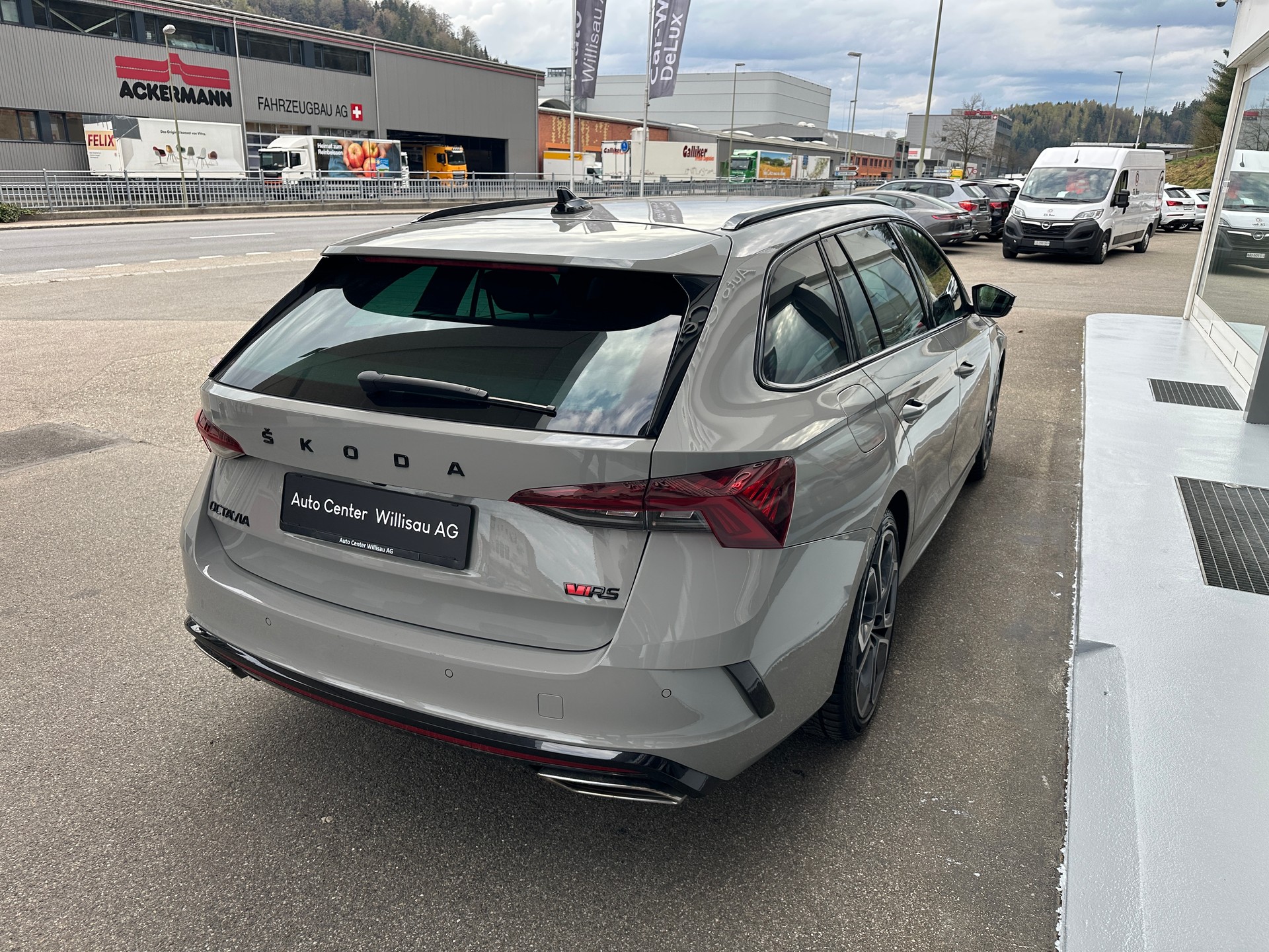 SKODA Octavia Combi 2.0 TSI DSG RS-image-10