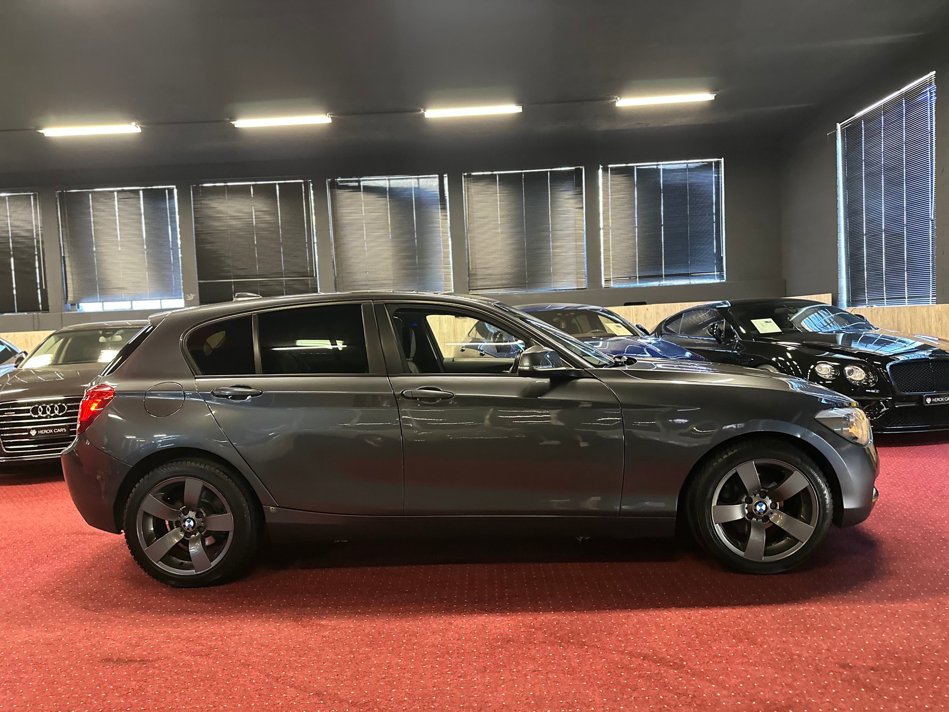 BMW 116i Urban Line Steptronic-image-3
