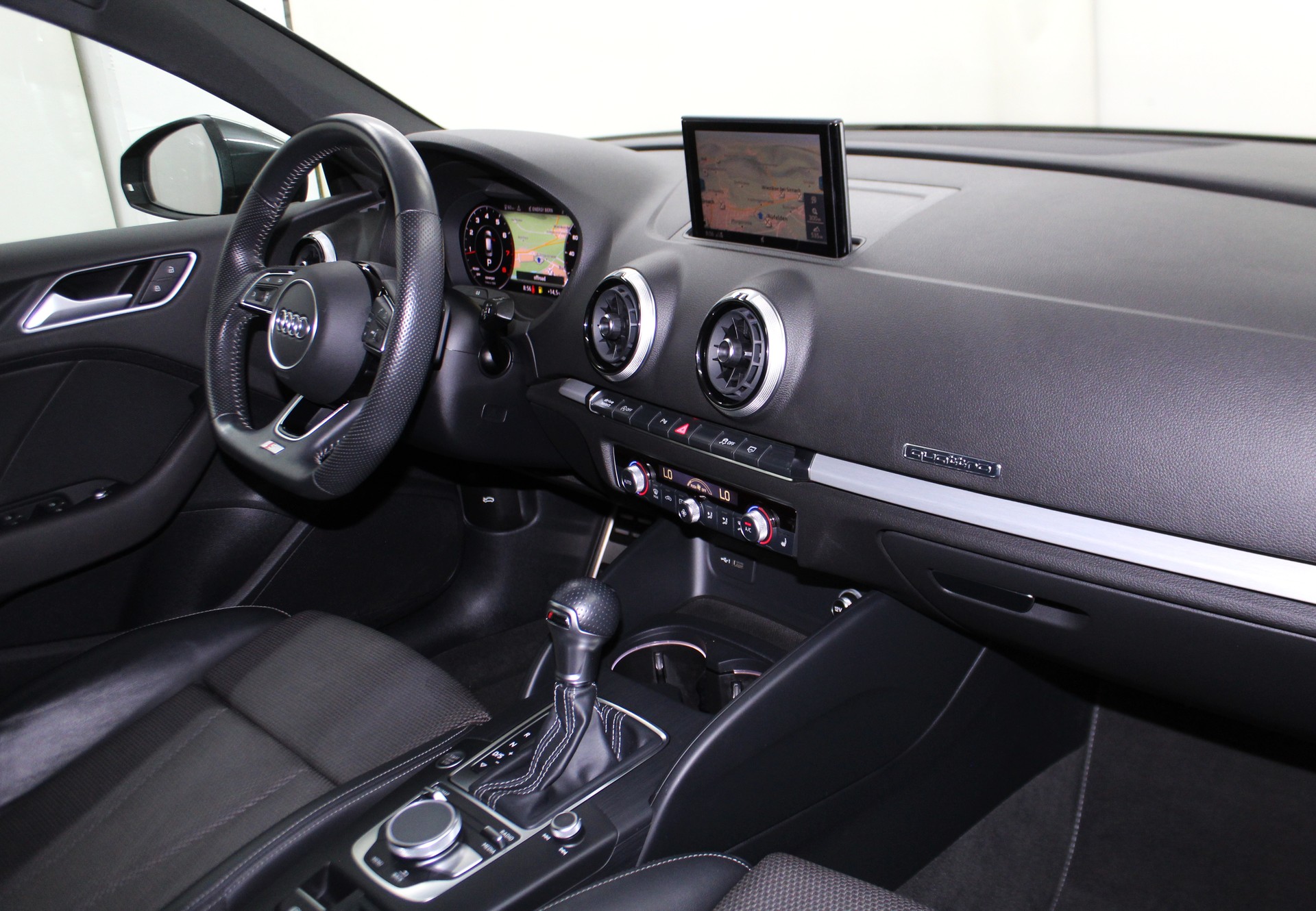 AUDI A3 Sportback 40 TFSI Sport quattro S-tronic S line Sportpaket / CH-Fahrzeug-image-11